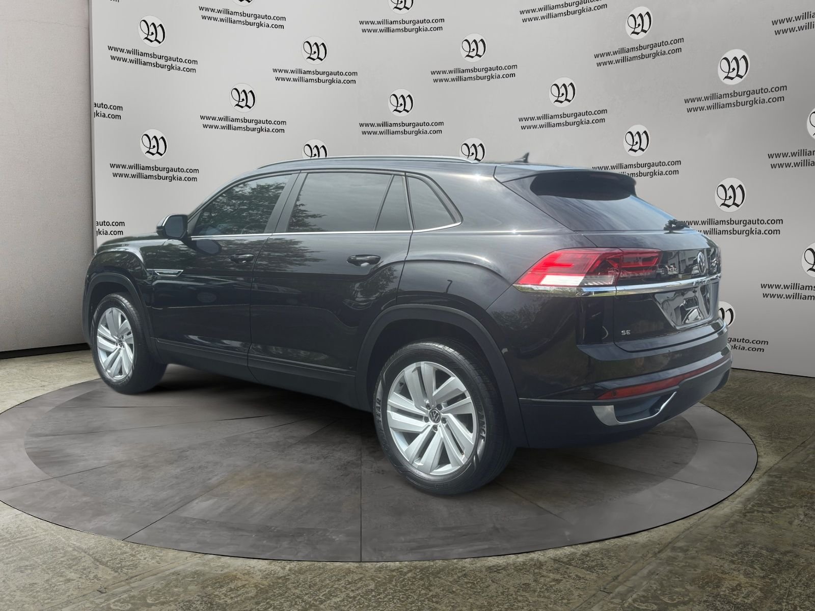 Used 2022 Black Volkswagen 2.0T SE w/Technology image 3