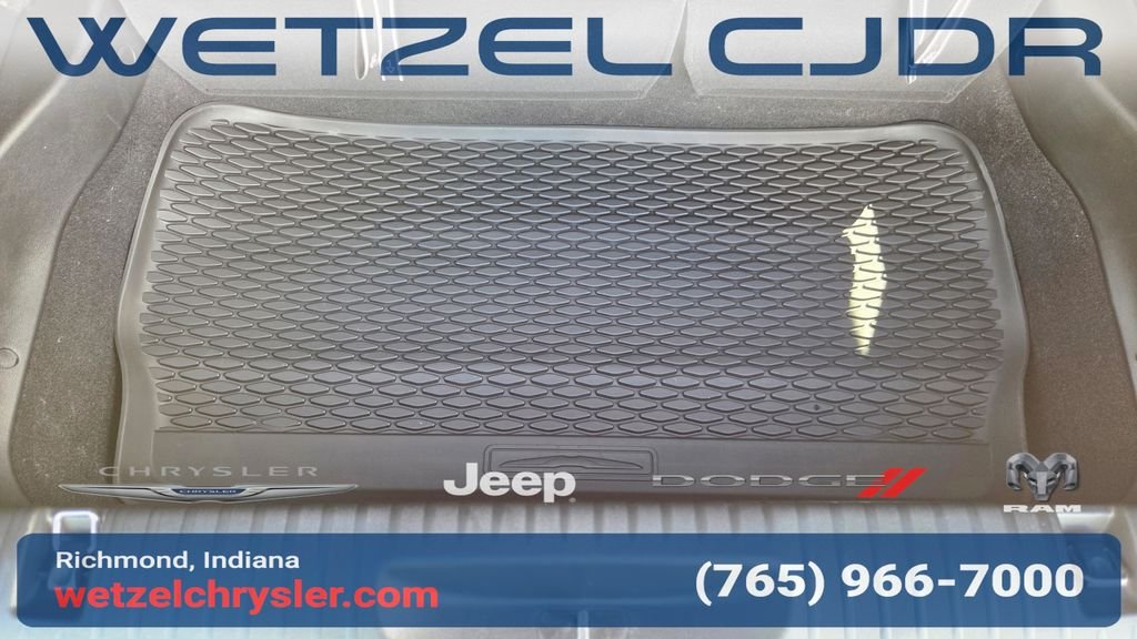 New 2027 Red Hot Pearl-Coat Exterior Paint Chrysler Limited image 10