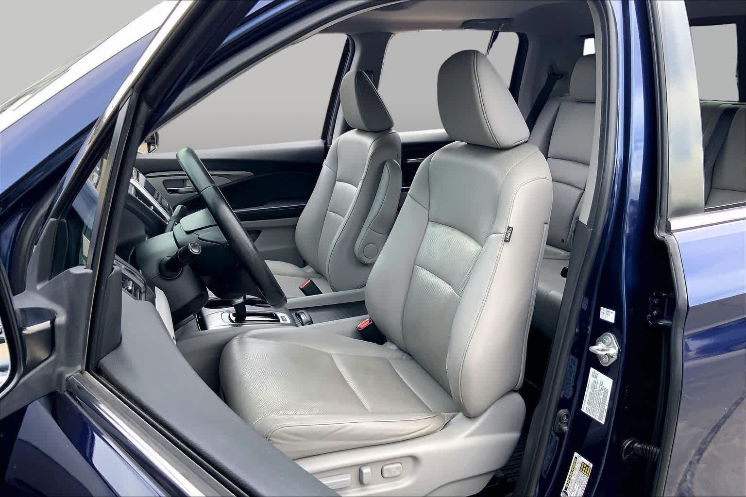 Used 2019 Obsidian Blue Pearl Honda RTL-T image 8