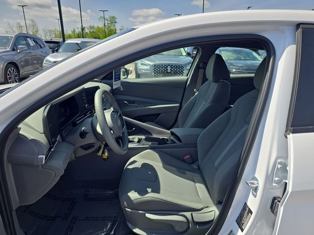 Used 2025 White Hyundai SE image 11
