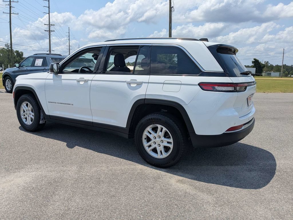Used 2023 White Jeep Laredo image 6