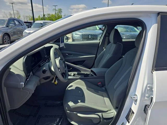 Used 2025 White Hyundai SE image 11