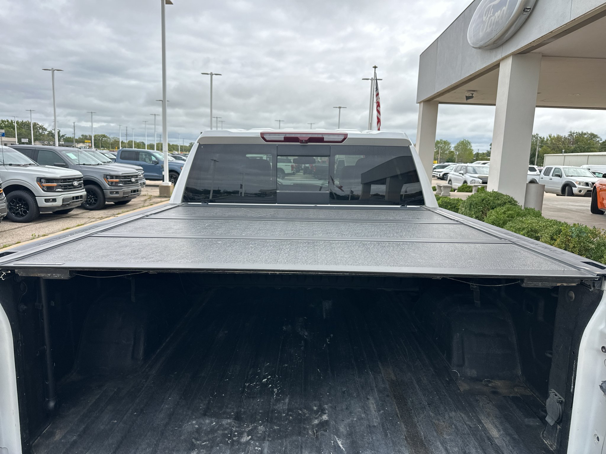 Used 2022 Iridescent Pearl Tricoat Chevrolet High Country image 16