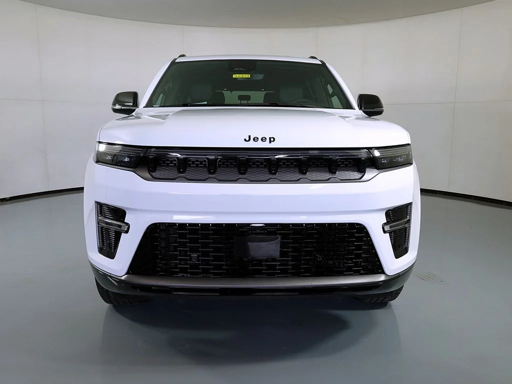 New 2026 Bright White Clear-Coat Exterior Paint Jeep Limited Altitude image 3