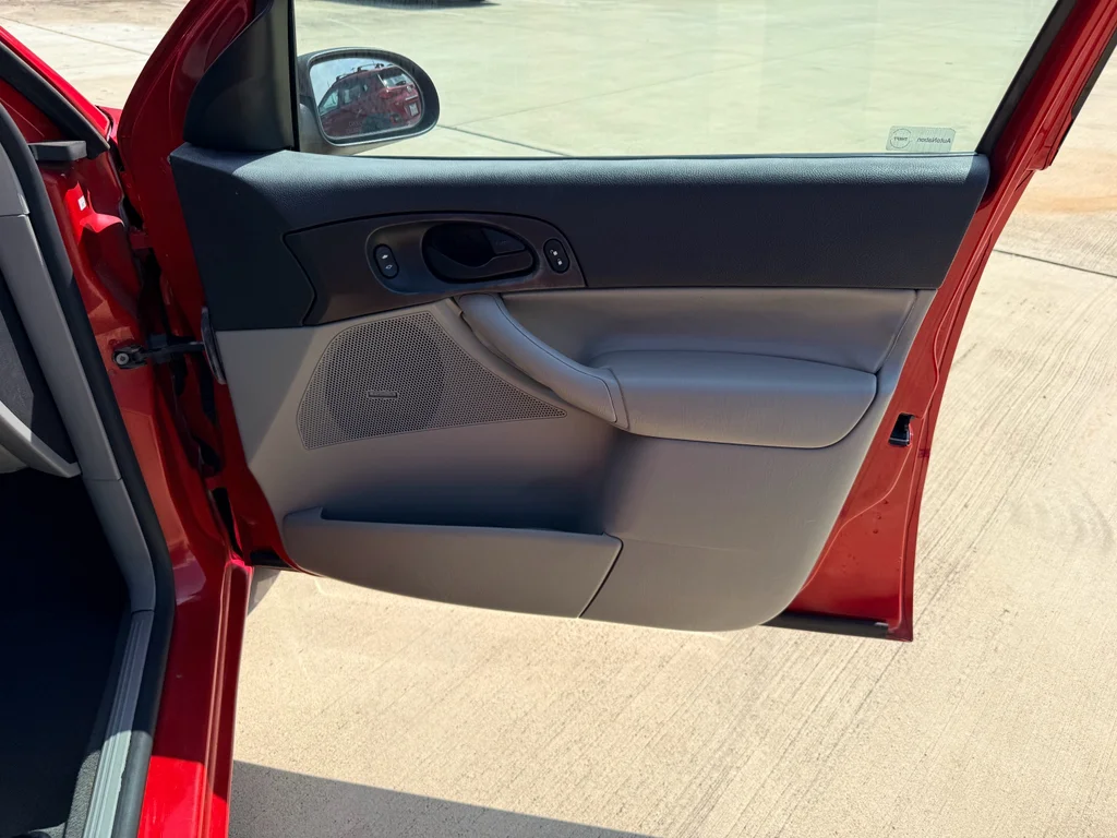 Used 2006 Infra-Red Clearcoat Ford SE image 15