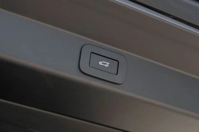 Used 2024  Land Rover Dynamic SE image 68