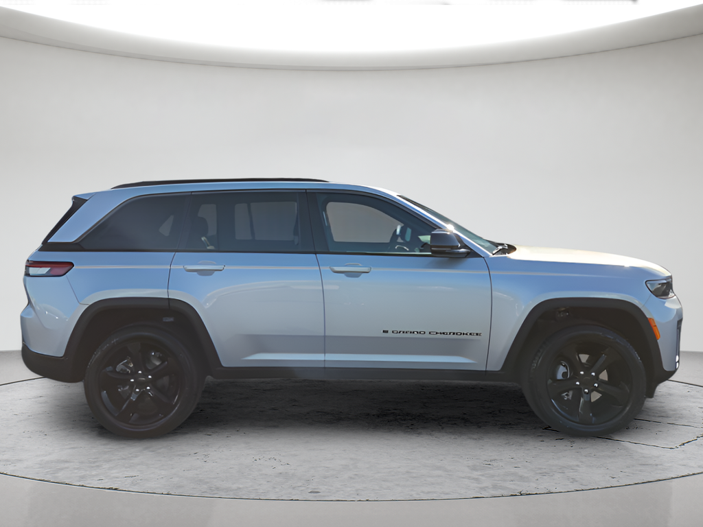 New 2026 Silver Zynith Exterior Paint Jeep Limited image 2