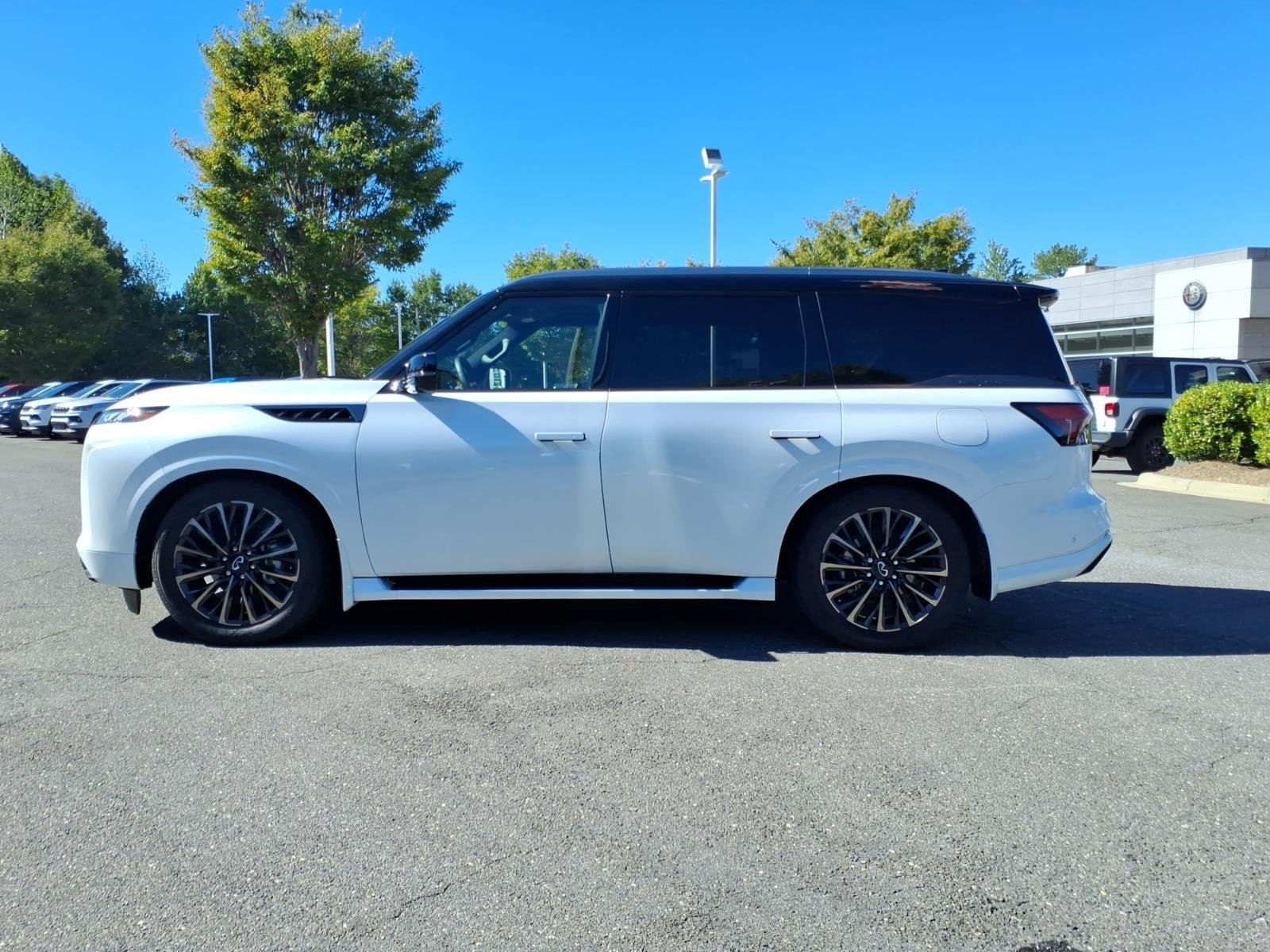 Used 2026 Radiant White/Black Obsidian INFINITI AUTOGRAPH image 3