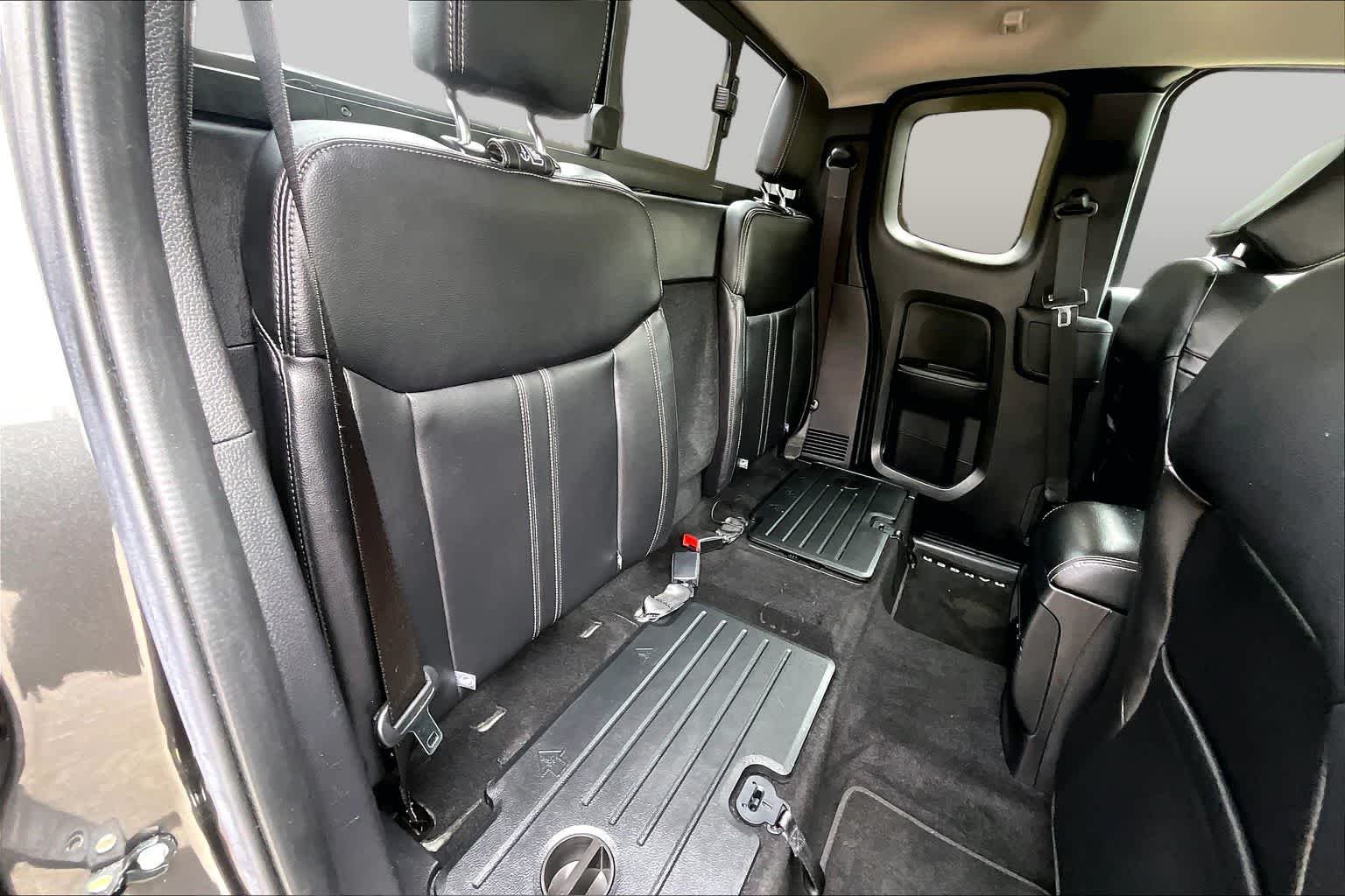 Used 2019 Magnetic Metallic Ford LARIAT image 18