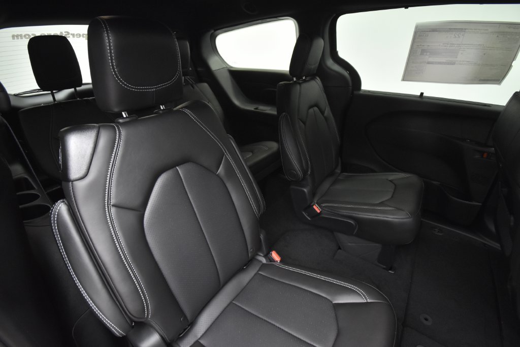 New 2027 Diamond Black Crystal Pearl-Coat Paint Chrysler Select image 17