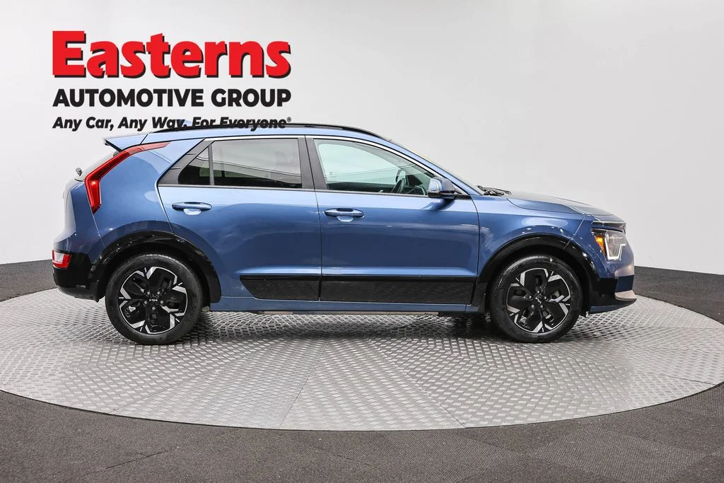 Used 2024 Blue Kia Wind image 4