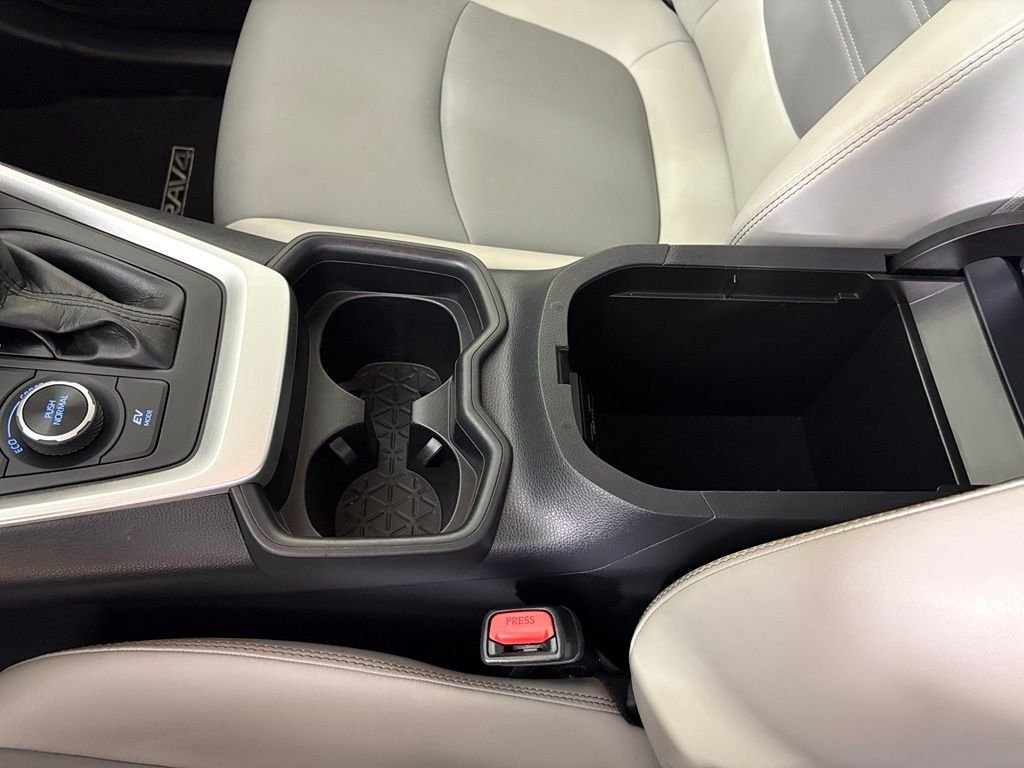 Used 2021 White Toyota XLE Premium image 32