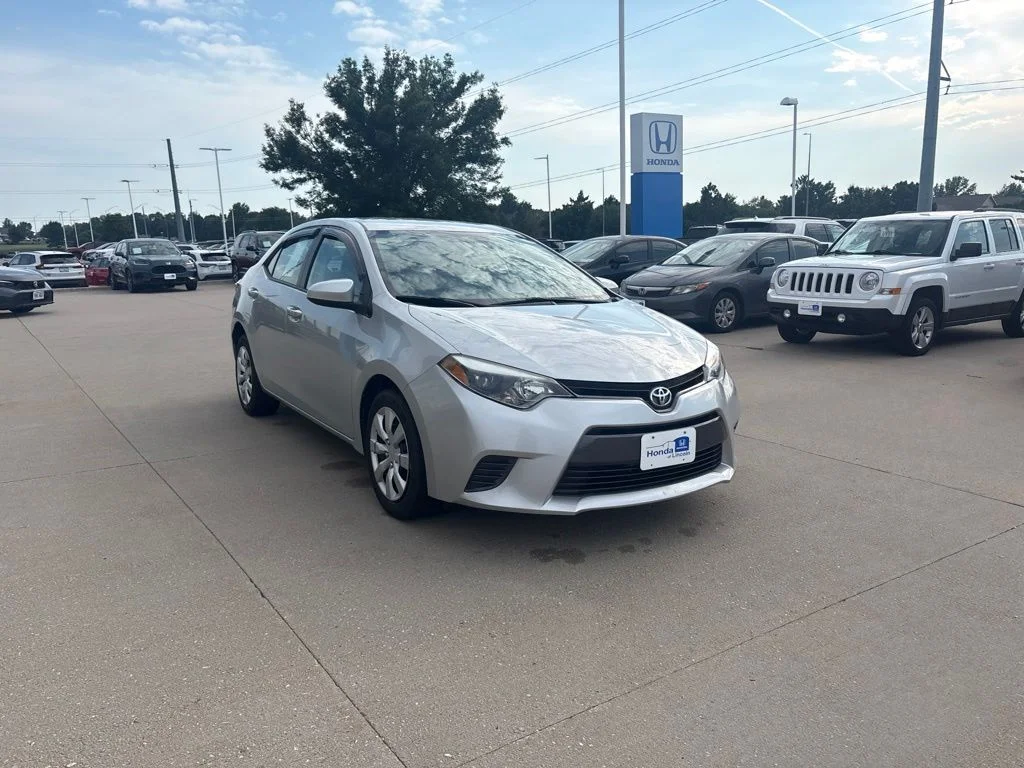 Used 2016 Silver Toyota LE image 3