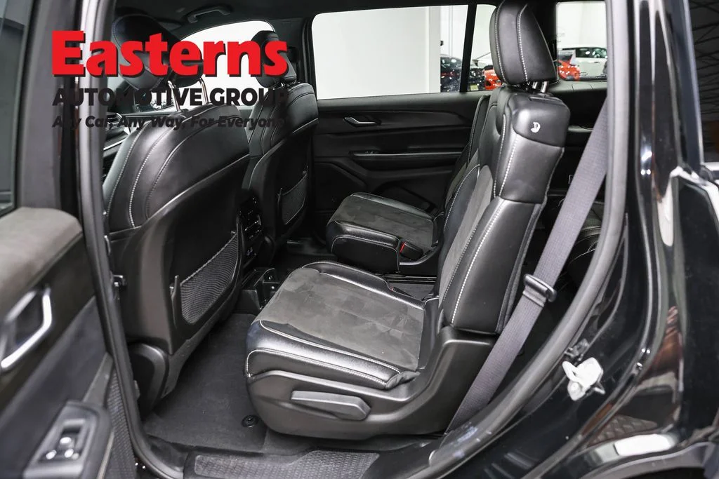 Used 2023 Black Jeep Altitude image 21