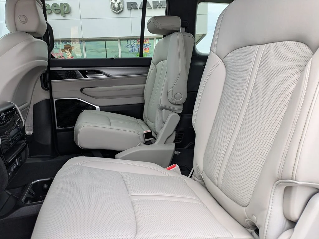 New 2026 Silver-Zynith Exterior Paint Jeep Limited Reserve image 20
