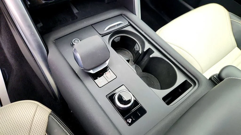 Used 2024 Carpathian Grey Premium Metallic Land Rover P360 Metropolitan Edition w/ Tech., Towing & Cold Climate Pkgs image 15