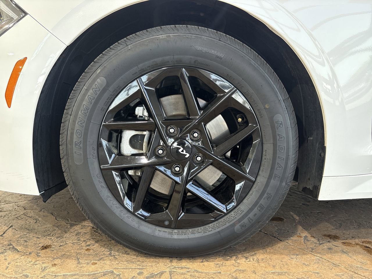 2025 Kia K5 LXS - Photo 10