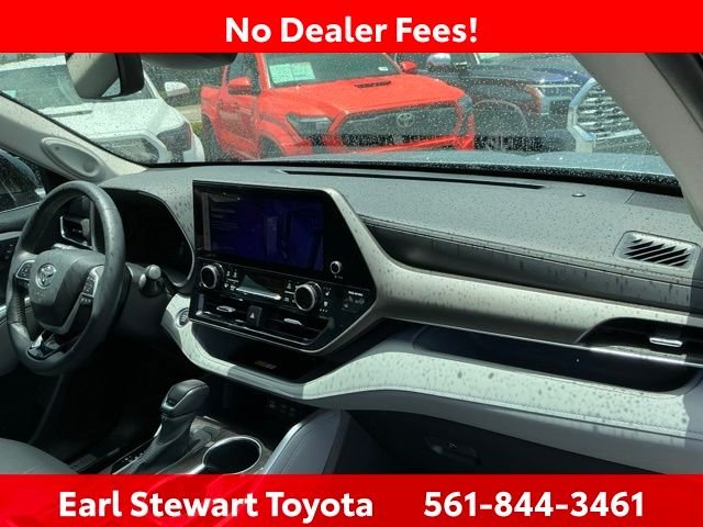 Used 2024  Toyota Limited image 33