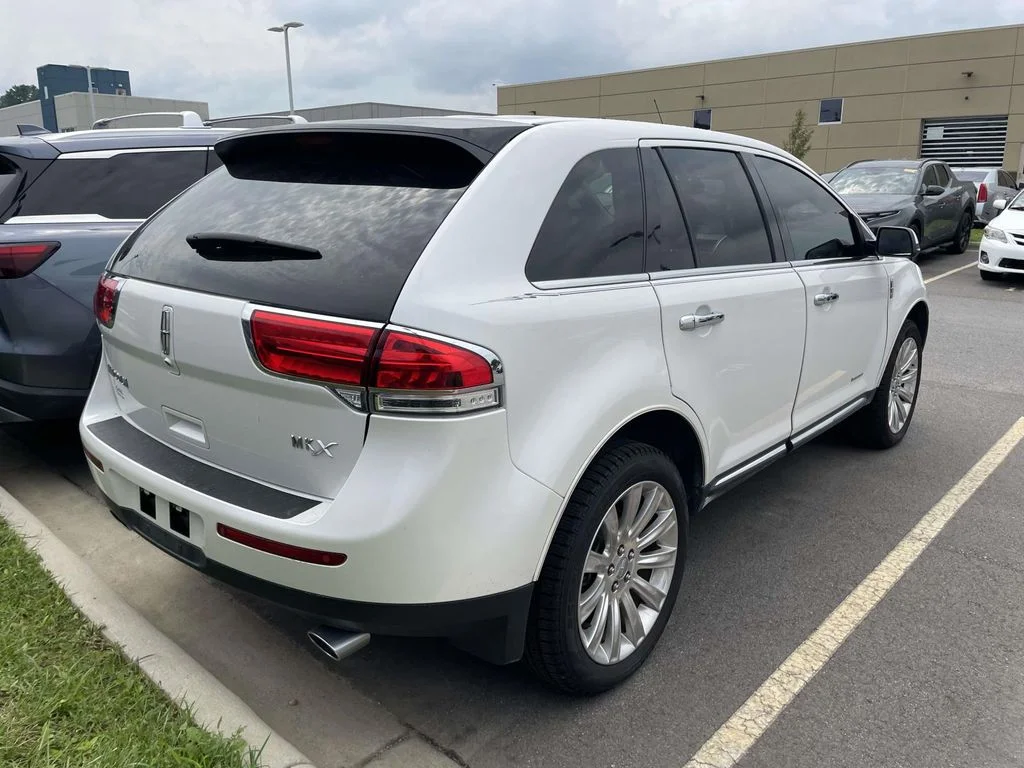 Used 2014 White Platinum Metallic Tri-Coat Lincoln Base image 4