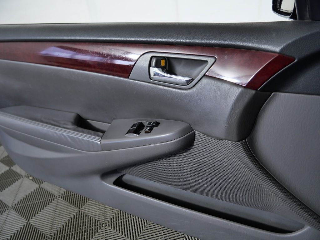 Used 2004 Black Toyota SLE image 28