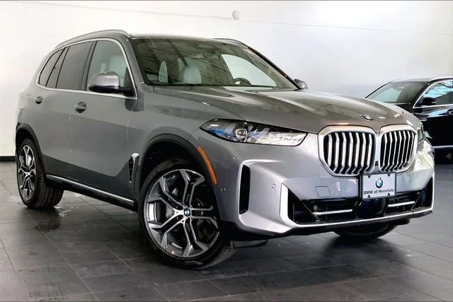 New 2026 Skyscraper Grey Metallic BMW sDrive40i image 2