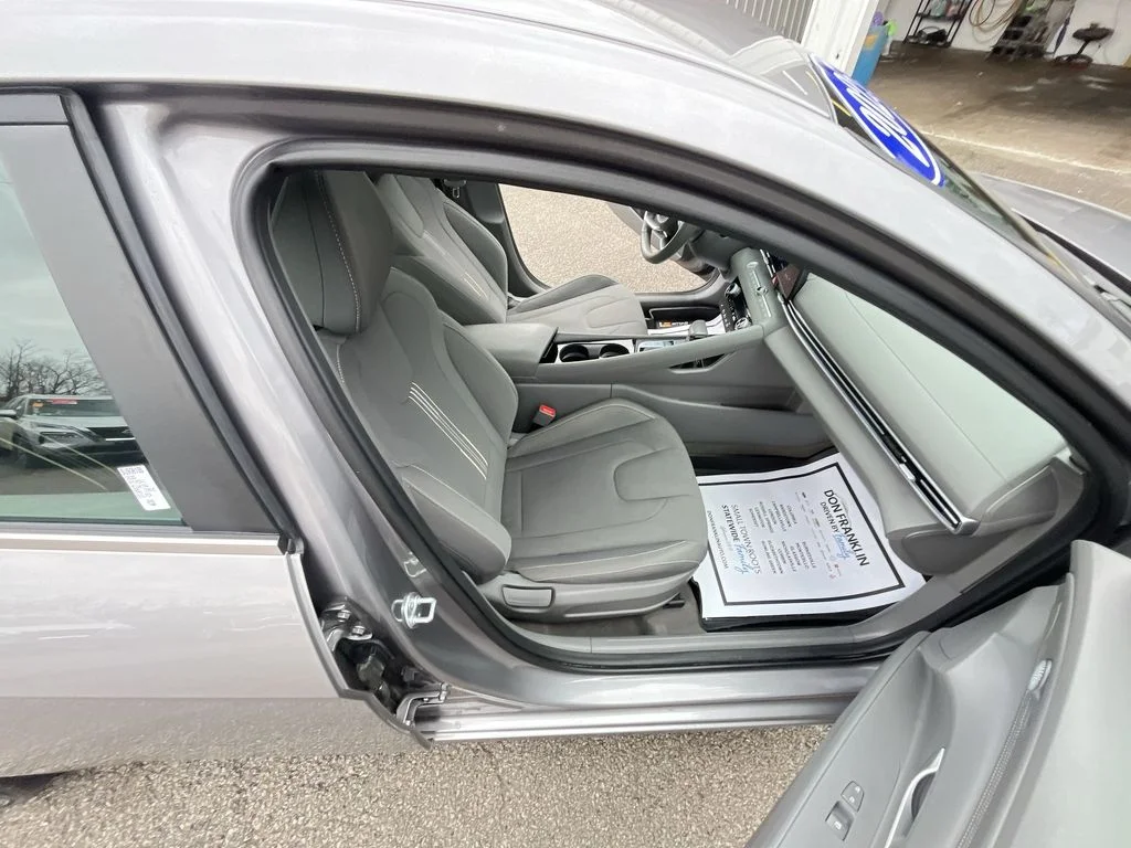 Used 2025 Silver Hyundai SEL Convenience image 25