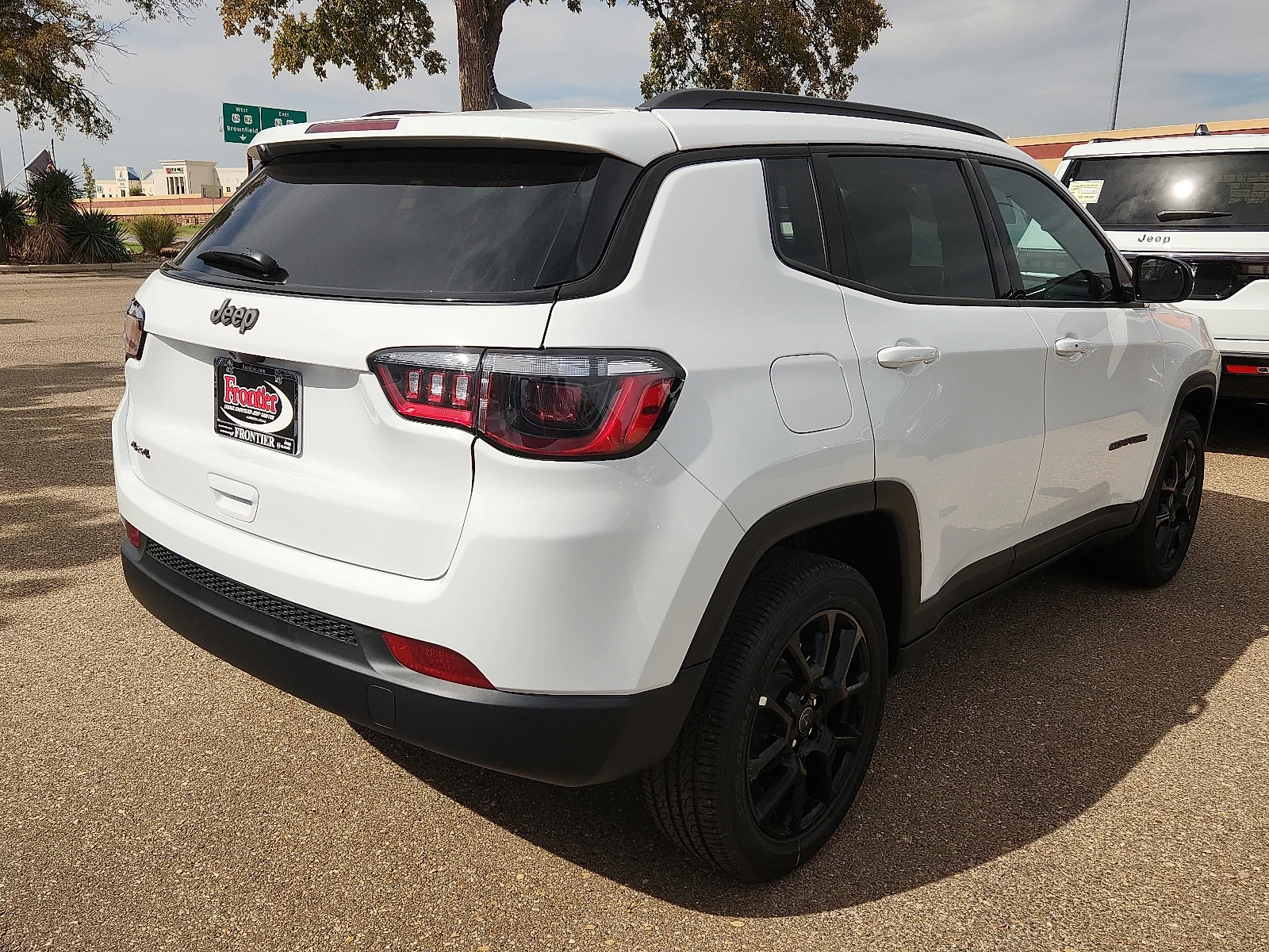New 2027 Bright White Clear-Coat Paint Jeep LATITUDE ALTITUDE 4X4 image 4