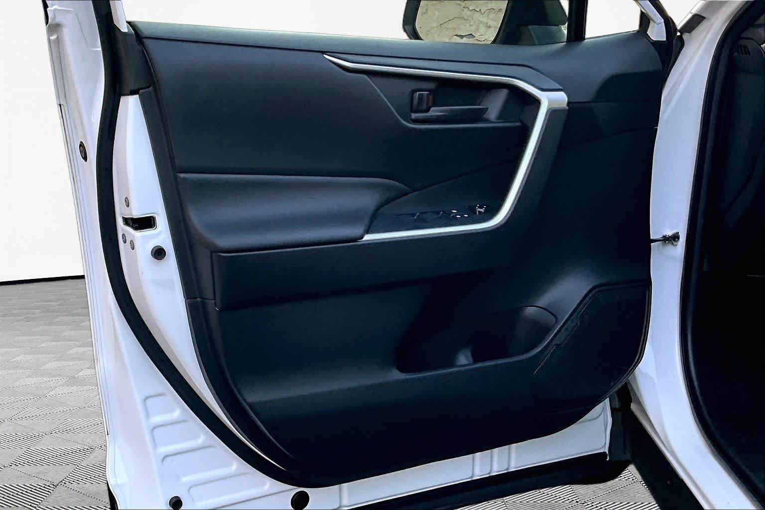 Used 2023 Ice Cap Toyota LE image 22