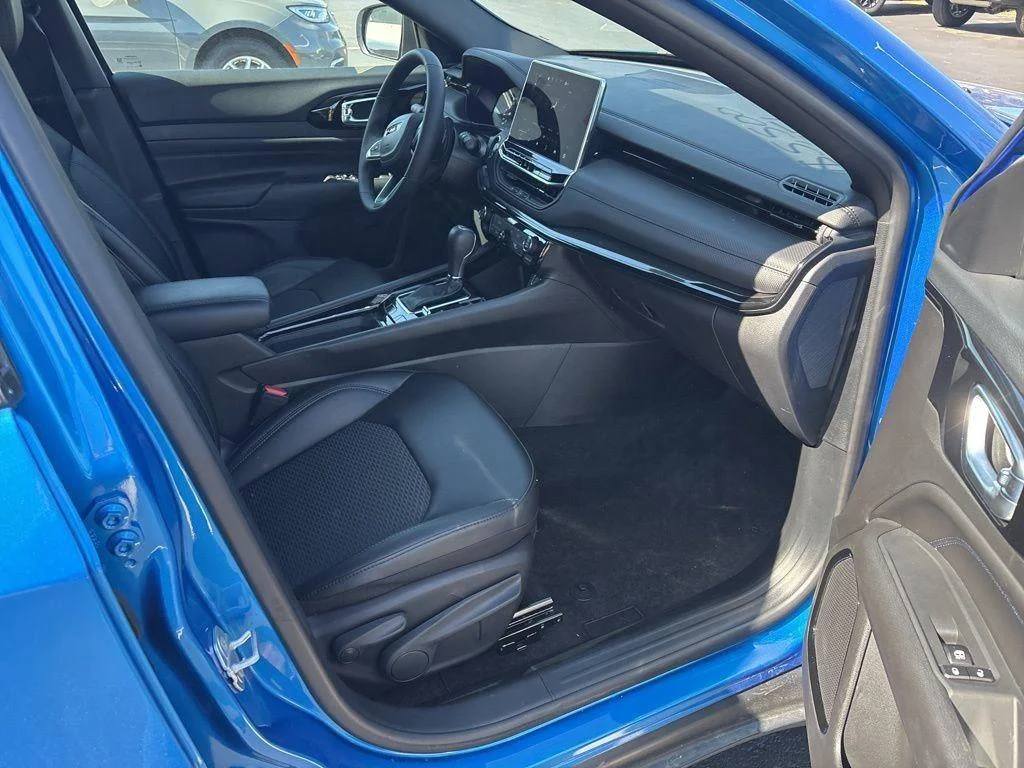 New 2026 Hydro Blue Pearlcoat Jeep Latitude Altitude image 13