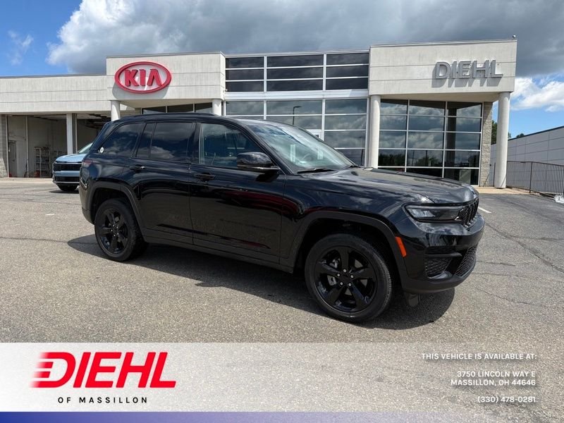 Used 2024 Black Jeep Altitude image 1
