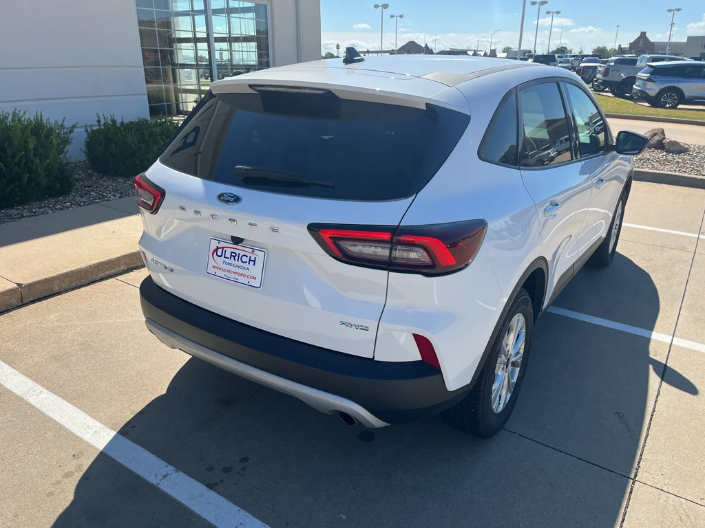 Used 2025 Oxford White Ford Active image 10
