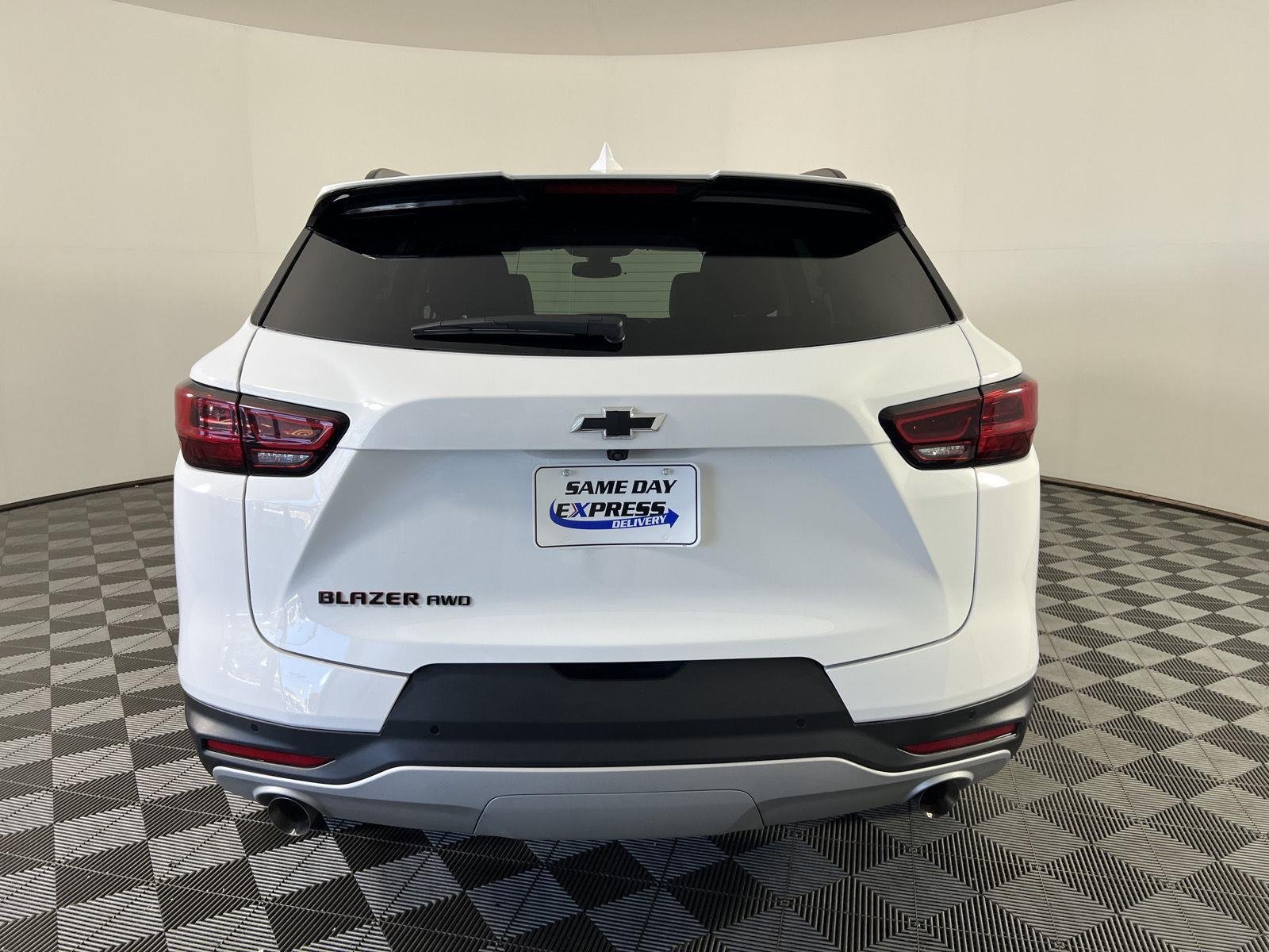 Used 2025 Summit White Chevrolet LT image 26