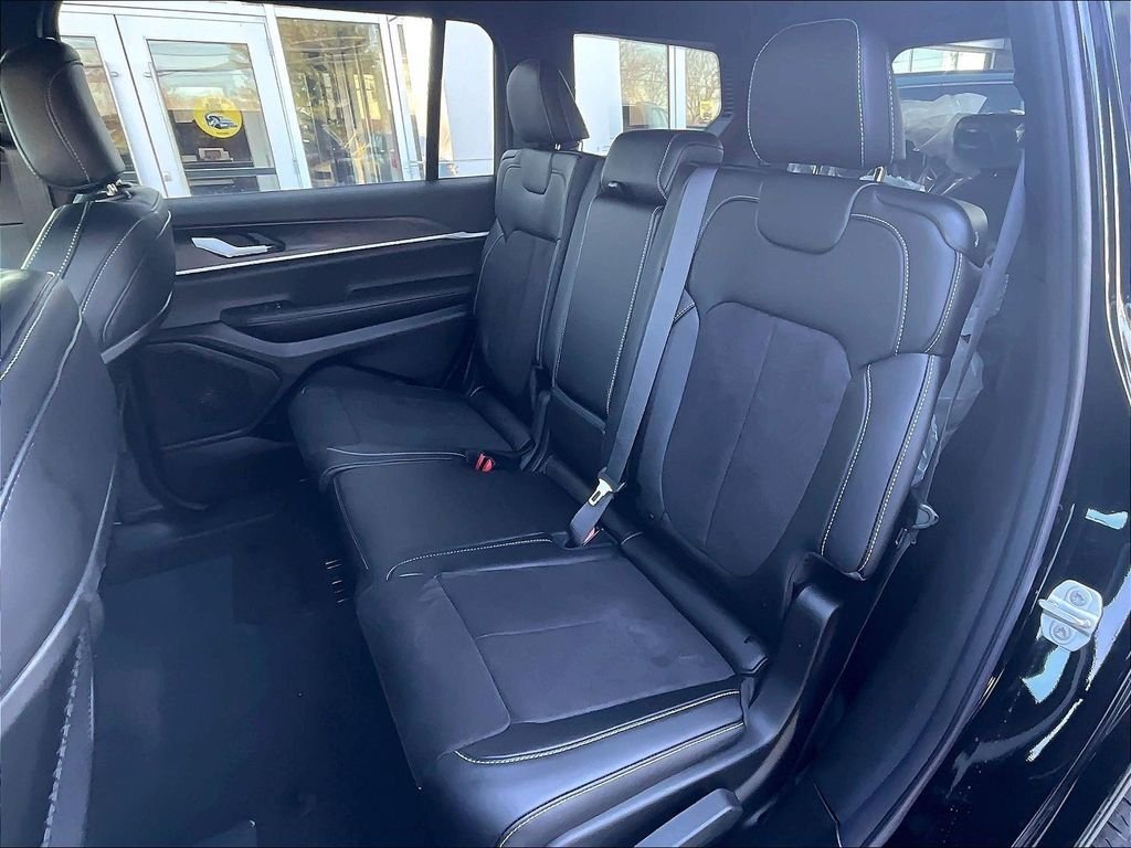 New 2026 Diamond Black Crystal Pearlcoat Jeep Laredo image 15
