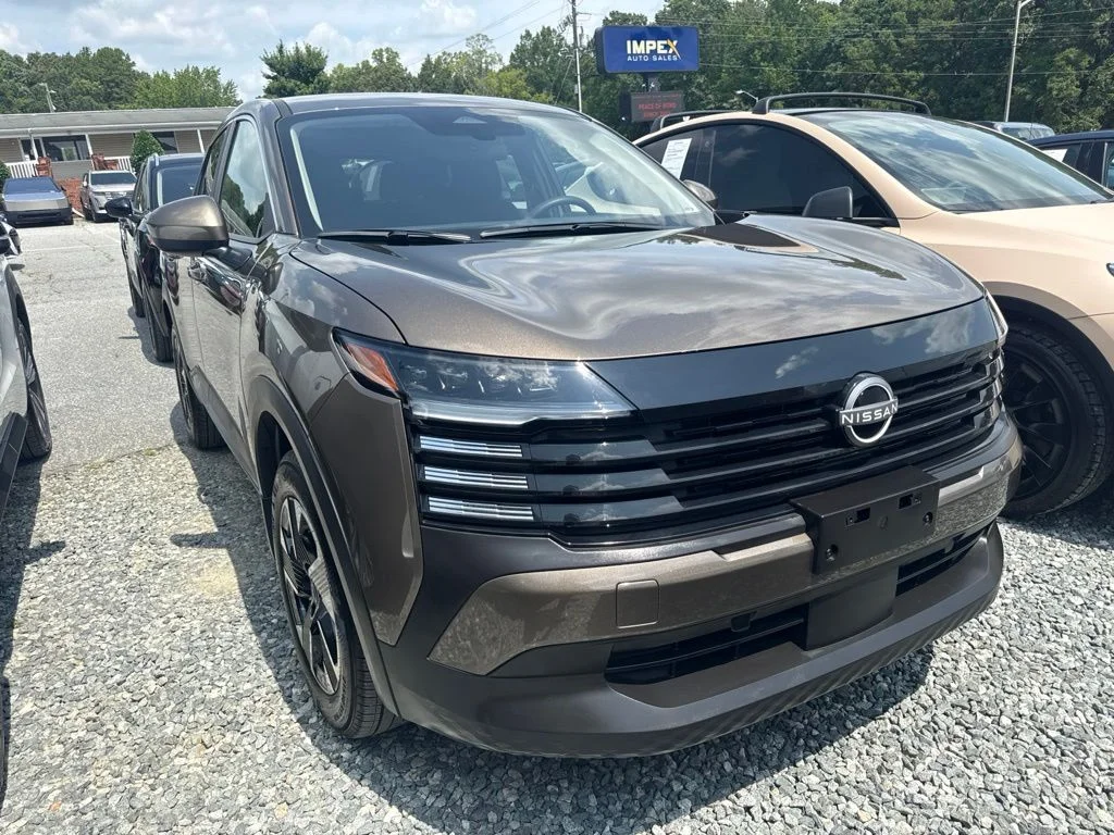 Used 2025 Brown Nissan SV image 2