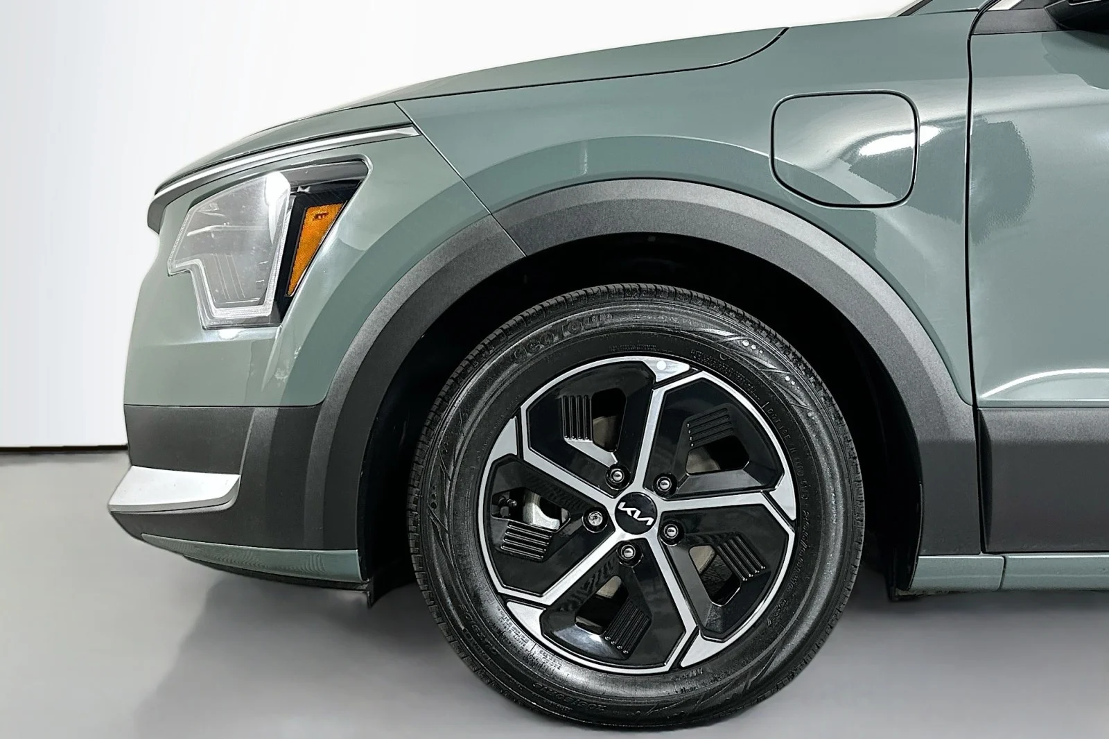 Used 2023 Cityscape Green Kia EX image 12