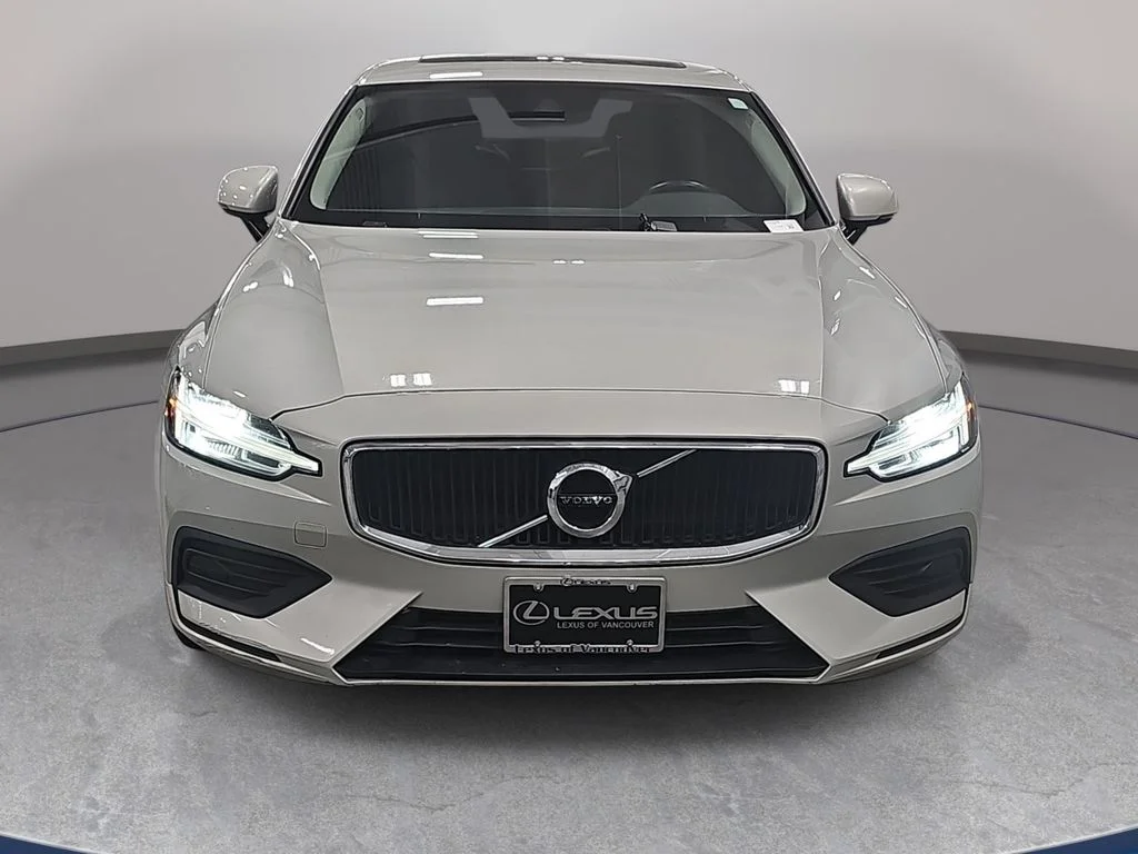 Used 2019 Beige Volvo T5 Momentum image 3