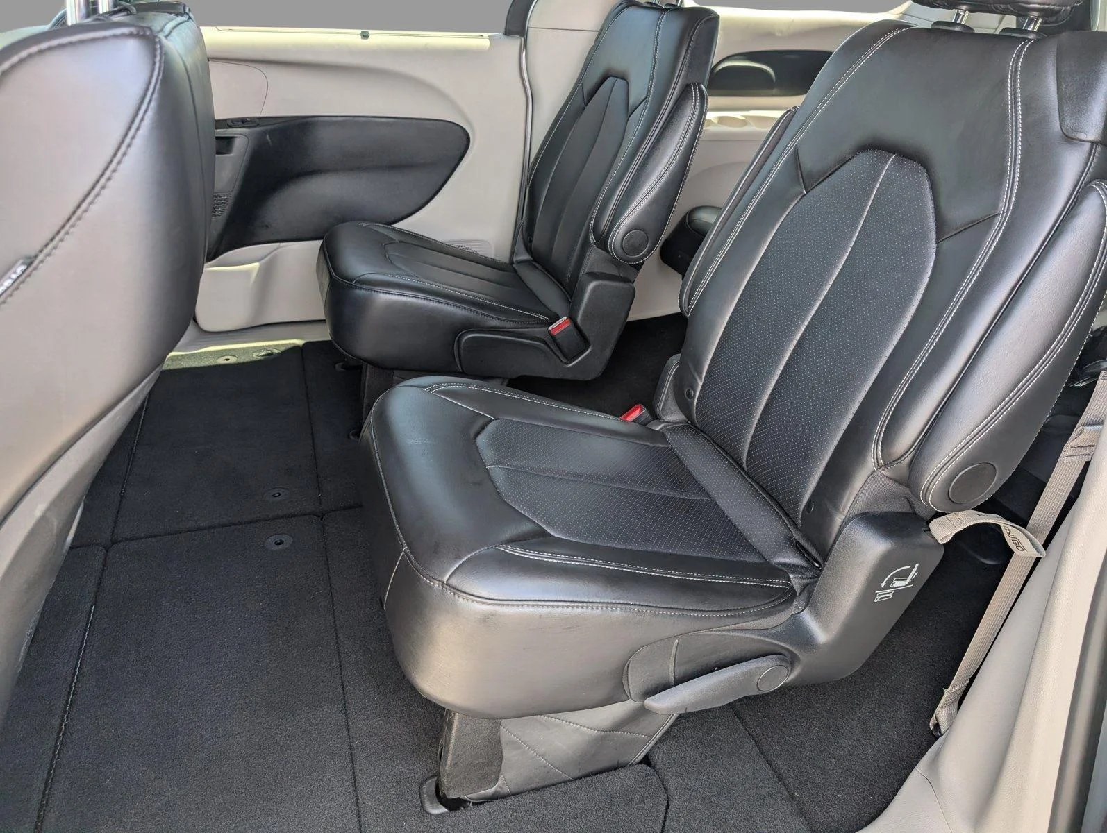 Used 2024 Silver Mist Clearcoat Chrysler Touring L image 31