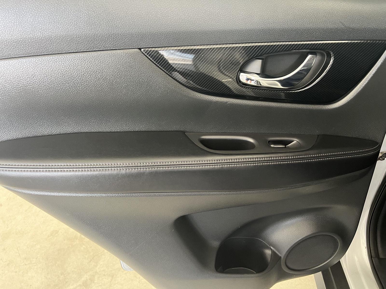 Used 2017 Brilliant Silver Nissan SL image 28