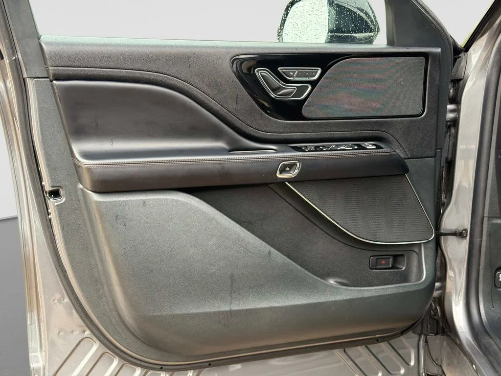 Used 2023 Metallic Lincoln Standard image 19