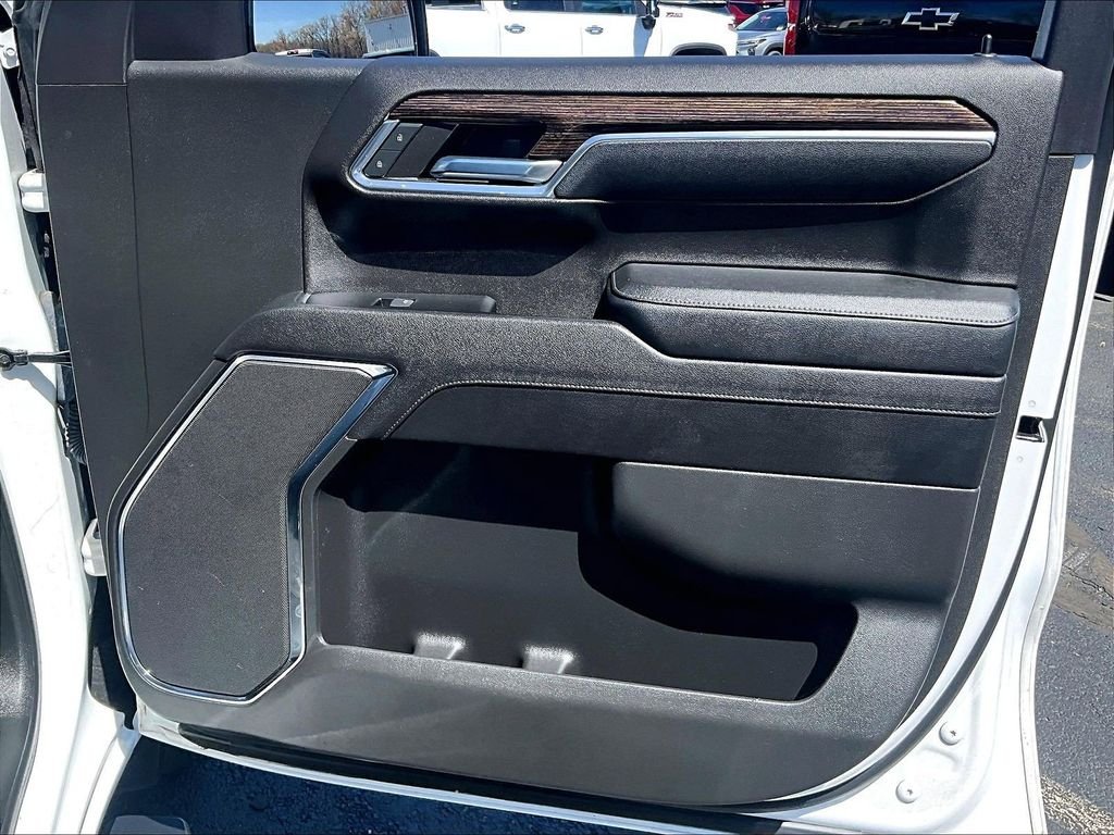 Used 2023 White GMC Elevation image 12