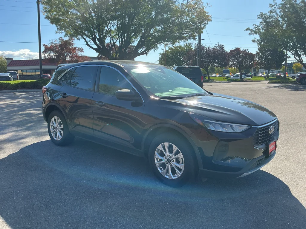 Used 2024 Agate Black Metallic Ford Active image 3