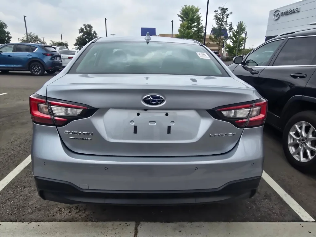 Used 2022 Ice Silver Metallic Subaru Limited image 4