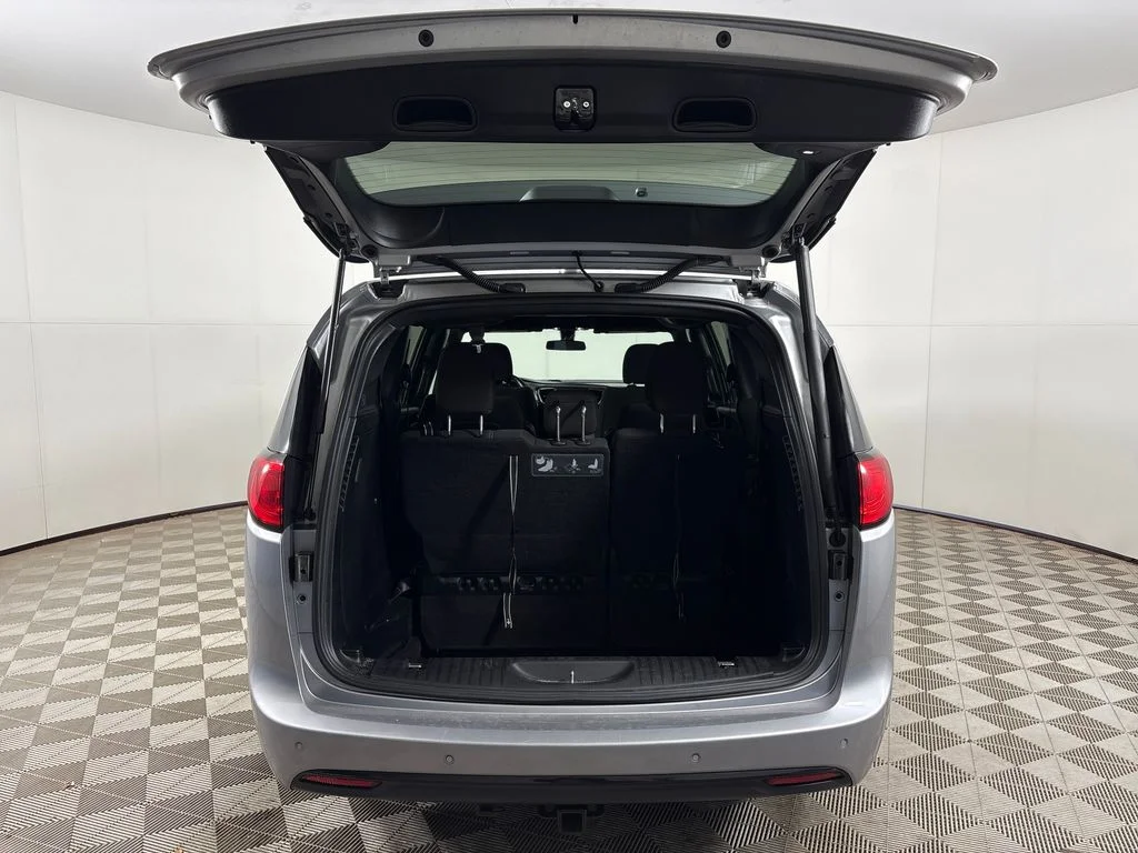 Used 2018 Silver Chrysler Touring Plus image 23