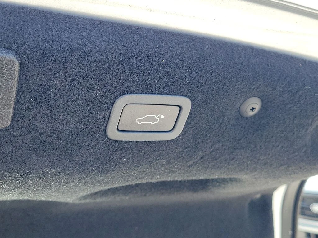Used 2022 Silver Jaguar SE image 10