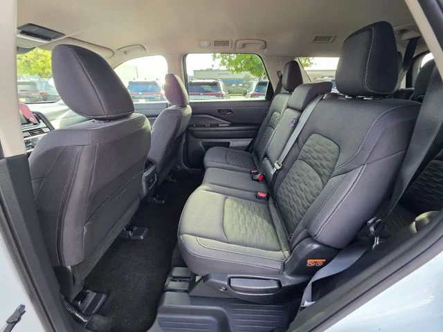 2025 Nissan Pathfinder SV - Photo 16