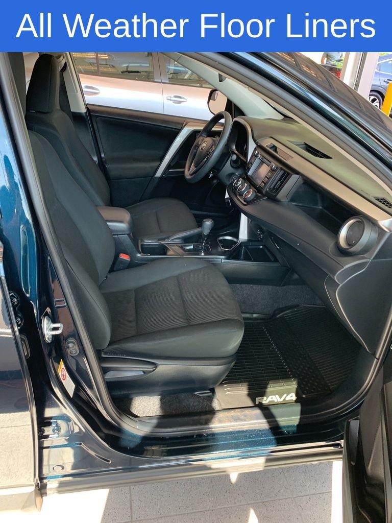 2018 Toyota RAV4 LE - Photo 13