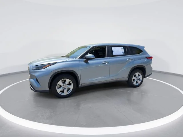 Used 2023  Toyota LE image 4