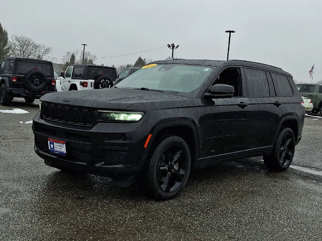 Used 2023 Diamond Black Crystal Pearlcoat Jeep Altitude image 6