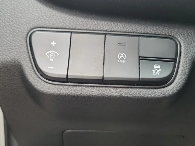 Used 2024 Snow White Pearl Kia S image 31