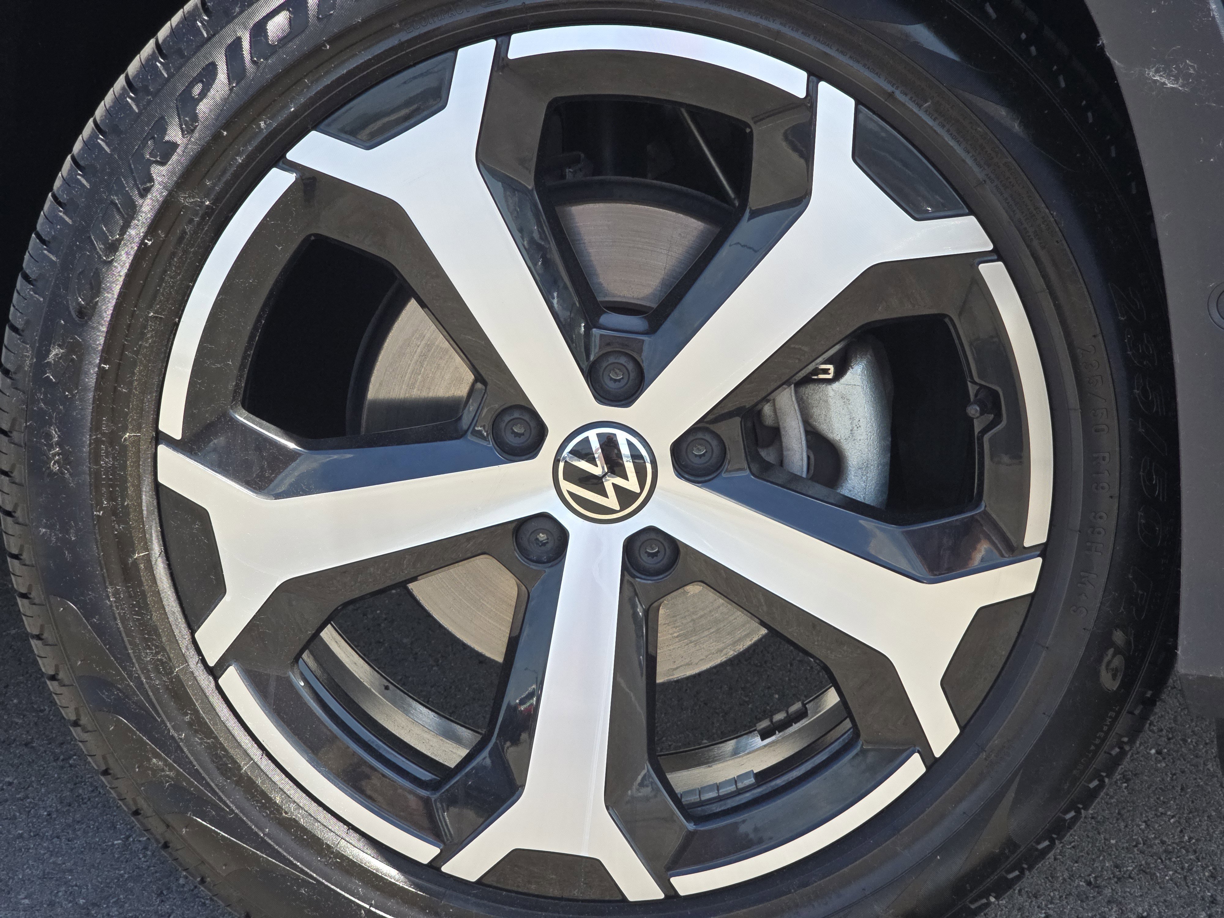 New 2025 Pyrite Silver Metallic Volkswagen SE image 13